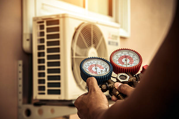 Professional Hvac technician working in North Liberty, IA